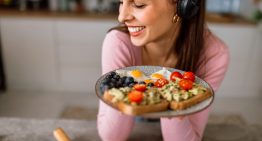 Dan Buettner, experto en longevidad: «El desayuno debe ser rico en fibra, saciante y aportarte energía hasta la comida»