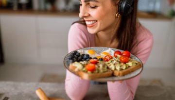 Dan Buettner, experto en longevidad: «El desayuno debe ser rico en fibra, saciante y aportarte energía hasta la comida»