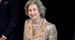 Tenemos que hablar de los zapatos dorados de la reina Sofía que serán el calzado más tendencia esta Navidad