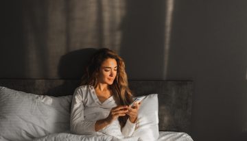 Blanca Pombal, entrenadora: «Mirar el móvil antes de dormir puede dificultar tu sueño, provocar despertares nocturnos o un descanso poco reparador»