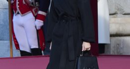 La reina Letizia vuelve a elegir al diseñador de su vestido de novia con un look espectacular