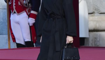 La reina Letizia vuelve a elegir al diseñador de su vestido de novia con un look espectacular