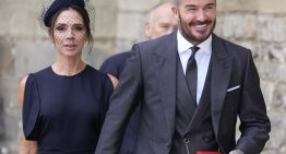 Victoria Beckham viste a Sir David Beckham con su primer chaqué y ella apuesta por su color favorito (y más elegante) en un vestido de invitada infalible