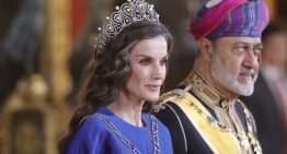 La reina Letizia, impresionante en la cena de gala con el sultán de Omán: tiara rusa y un elegante vestido de firma española