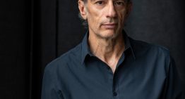 El escritor Juan Tallón presenta su nueva novela 'Mil cosas': «Trabajamos desde casa, pero ya no es nuestro refugio: es una sucursal. Cada vez somos menos dueños de nuestras vidas»