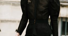 Si buscas el vestido perfecto para tus cenas prenavideñas, lo vas a encontrar en la sección Special Prices de Zara: de crepe, en color negro y muy elegante