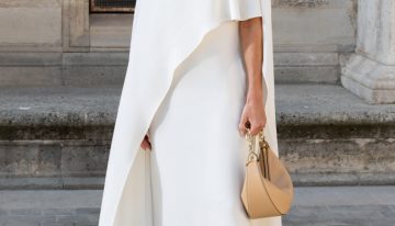 No suelo comprar en H&M, pero he encontrado un vestido capa que podría llevar la reina Letizia a una cena este otoño