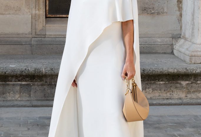 No suelo comprar en H&M, pero he encontrado un vestido capa que podría llevar la reina Letizia a una cena este otoño