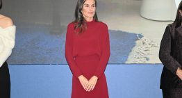 Acaban de llegar a Massimo Dutti 3 vestidos de invierno tan elegantes y versátiles como el favorito de la reina Letizia