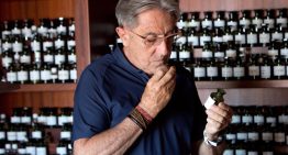 Ramón Monegal, perfumista: «Si te perfumas para ti, es aconsejable probar detrás de la cabeza para no saturar la nariz y si es para los demás, en la zona frontal del pecho y el cuello»