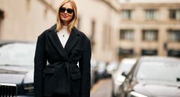 Por qué comprarse una blazer dos tallas más es el gesto más cool del invierno