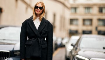 Por qué comprarse una blazer dos tallas más es el gesto más cool del invierno