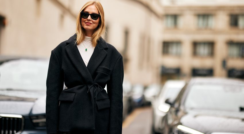 Por qué comprarse una blazer dos tallas más es el gesto más cool del invierno
