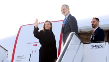 El abrigo negro XL de la reina Letizia nos salva del frío en cualquier ocasión del invierno