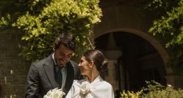 La novia de la capa y la camelia inspirada en Chanel y Lanvin