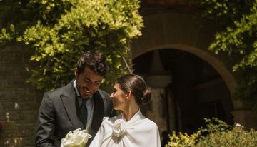 La novia de la capa y la camelia inspirada en Chanel y Lanvin