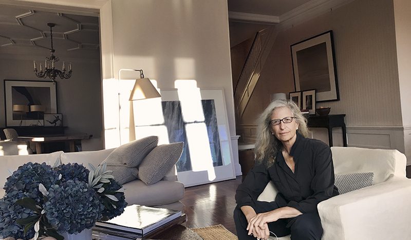 Annie Leibovitz: «La gira que hice con 20 años con los Rolling Stones casi me mata». Mañana se inaugura la primera gran retrospectiva de la fotógrafa en A Coruña y TELVA ha estado con ella