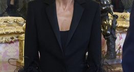 La reina Letizia sorprende en China con un precioso vestido de plumas (la tendencia que verás sin parar en Navidad)