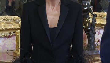 La reina Letizia sorprende en China con un precioso vestido de plumas (la tendencia que verás sin parar en Navidad)