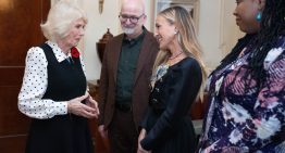 Solo Sarah Jessica Parker podía elevar el vestido negro de cóctel de la manera más cool (con la chaqueta que querrás estas Navidades)