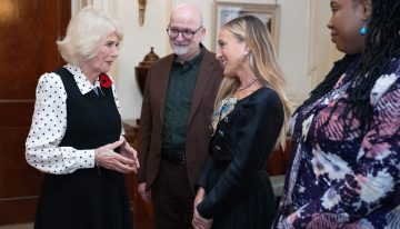 Solo Sarah Jessica Parker podía elevar el vestido negro de cóctel de la manera más cool (con la chaqueta que querrás estas Navidades)