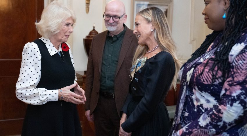 Solo Sarah Jessica Parker podía elevar el vestido negro de cóctel de la manera más cool (con la chaqueta que querrás estas Navidades)