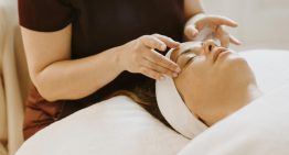 Esther Moreno, facialista: «Un masaje no levanta el párpado, pero si lo acompañas de cremas y una rutina, puede evitar que caiga»