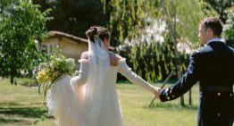 La novia vasca que se casó con los hombros al aire y un cuerpo de nido de abeja inspirado en la Victoria de Samotracia