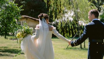 La novia vasca que se casó con los hombros al aire y un cuerpo de nido de abeja inspirado en la Victoria de Samotracia