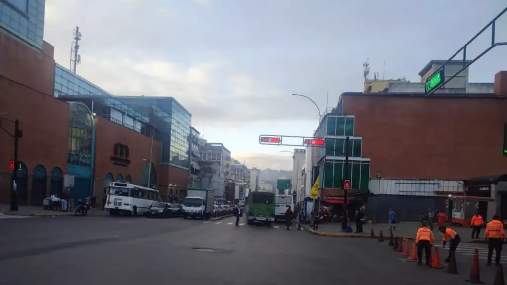 Algunos accesos hacia el centro de Caracas amanecieron cerrados este #13Nov