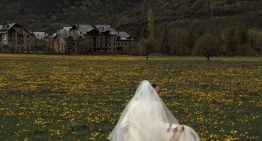 La preciosa novia madrileña que se casó en Pirineos con detalles en rojo