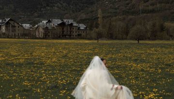 La preciosa novia madrileña que se casó en Pirineos con detalles en rojo