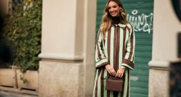 Este es el abrigo más elegante (y con el estampado tendencia) que te alegra cualquier día de lluvia y eleva todos tus looks