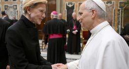 Cate Blanchett y su magistral lección de psicología del vestir: un sobrio (y adecuado) traje negro para reunirse con el Papa