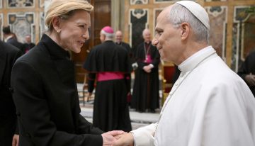 Cate Blanchett y su magistral lección de psicología del vestir: un sobrio (y adecuado) traje negro para reunirse con el Papa