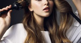 Alberto Sanguino, estilista capilar: «Si el pelo está mojado, es mejor usar un cepillo que sea de fibra de carbono o de plástico porque así evitaremos que el cabello se parta o se electrice»