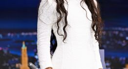 La manicura francesa con glitter de Rosalía no es (sólo) una tendencia, sino un lenguaje propio