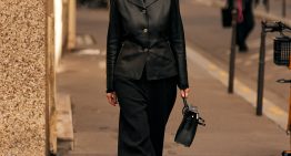 Miro miles de fotos de street style cada día y he llegado a la conclusión de que, a partir de los 46 años, todas las mujeres elegantes coinciden en esta chaqueta