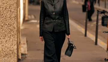 Miro miles de fotos de street style cada día y he llegado a la conclusión de que, a partir de los 46 años, todas las mujeres elegantes coinciden en esta chaqueta