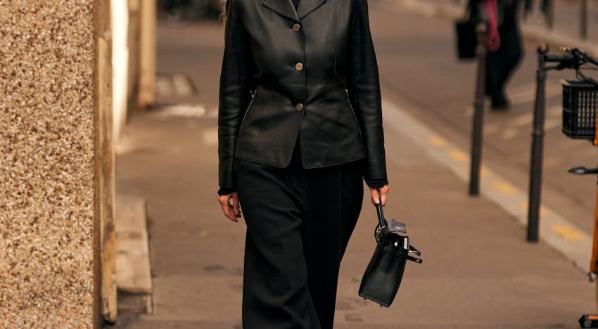 Miro miles de fotos de street style cada día y he llegado a la conclusión de que, a partir de los 46 años, todas las mujeres elegantes coinciden en esta chaqueta