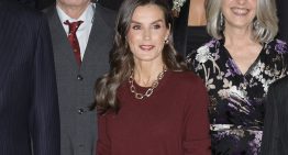 La reina Letizia combina una espectacular falda de lentejuelas con un jersey de cashmere y anticipa el look más elegante para Navidad