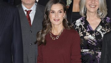 La reina Letizia combina una espectacular falda de lentejuelas con un jersey de cashmere y anticipa el look más elegante para Navidad