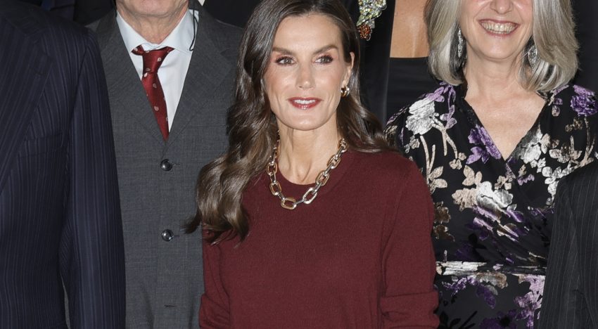 La reina Letizia combina una espectacular falda de lentejuelas con un jersey de cashmere y anticipa el look más elegante para Navidad
