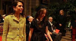 Carlota Casiraghi con el traje amarillo de tweed más elegante en el día nacional de Mónaco porque la chica Chanel no cree en supersticiones, sólo en moda
