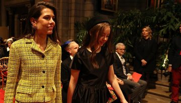 Carlota Casiraghi con el traje amarillo de tweed más elegante en el día nacional de Mónaco porque la chica Chanel no cree en supersticiones, sólo en moda