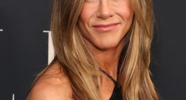 Álex Sestelo, peluquero: «El pelo muy largo puede sumar años porque tira visualmente de las facciones hacia abajo y acentúa la pérdida de firmeza»