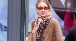 Todas las editoras de moda de TELVA estamos de acuerdo: queremos el abrigo de cashmere de Gigi Hadid como regalo de Navidad