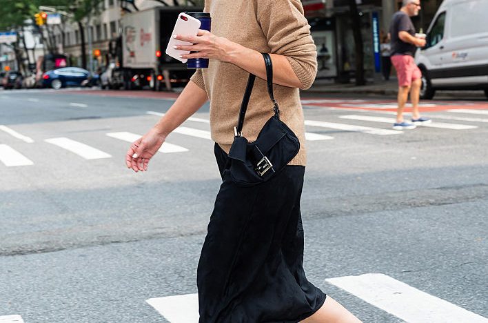 Guía práctica para invertir en un bolso de ciudad, por la mujer que los tiene todos: Katie Holmes