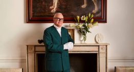 Manolo Blahnik, el diseñador que elevó los zapatos a la categoría de arte: «La gente que trabajaba el lujo a la perfección, como Balenciaga, Yves Saint Laurent y Karl Lagerfeld, ya no existe»