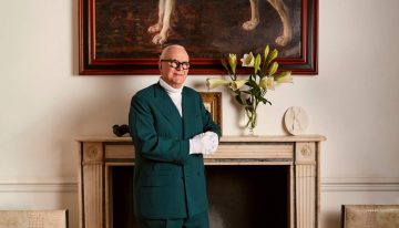 Manolo Blahnik, el diseñador que elevó los zapatos a la categoría de arte: «La gente que trabajaba el lujo a la perfección, como Balenciaga, Yves Saint Laurent y Karl Lagerfeld, ya no existe»